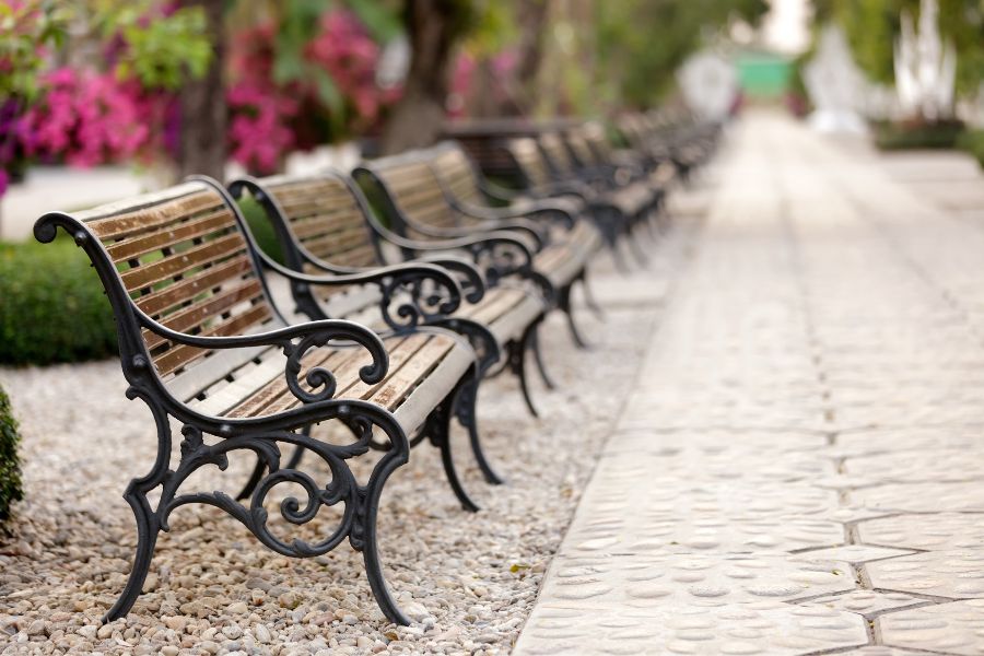 Ławki stalowe w ogrodzie miejskim